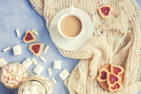 Bir fincan kahve elinde. Seçici odak. 