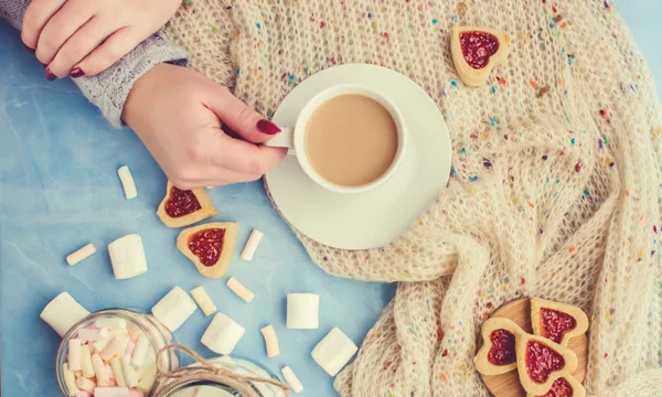 Bir fincan kahve elinde. Seçici odak. 