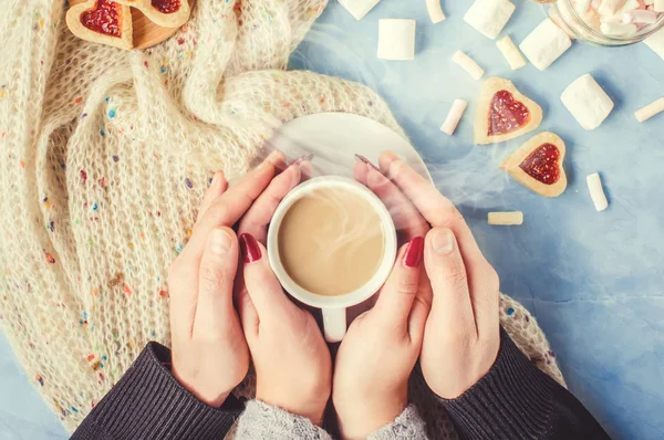 Bir fincan kahve elinde. Seçici odak. 