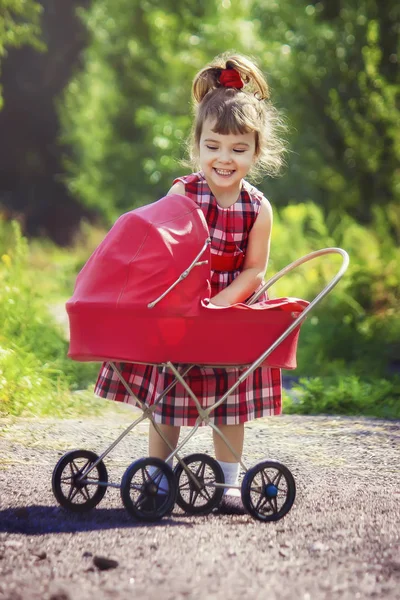 Bir bebek kız. Bir oyun. Seçici odak.