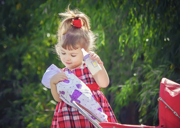 Chica con una muñeca. Un juego. Enfoque selectivo . —  Fotos de Stock