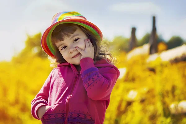 Barn i en hatt i lantlig stil. Selektivt fokus. — Stockfoto