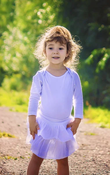 Bambino in natura. Focus selettivo . — Foto Stock