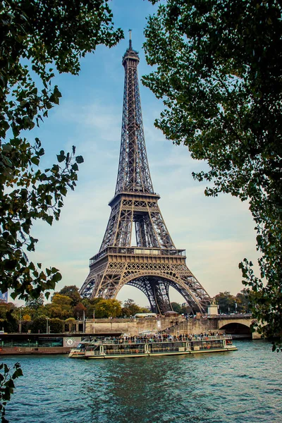 Torre Eiffel. Enfoque selectivo . — Foto de Stock