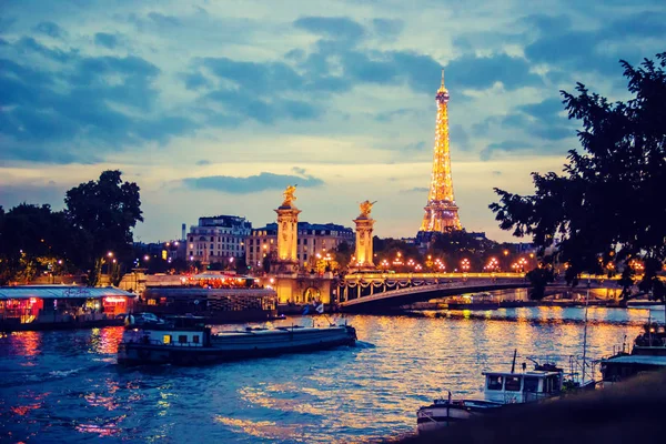 Eyfel Kulesi. Seçici odak.