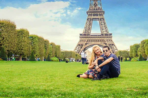 Eyfel Kulesi severler. Seçici odak.