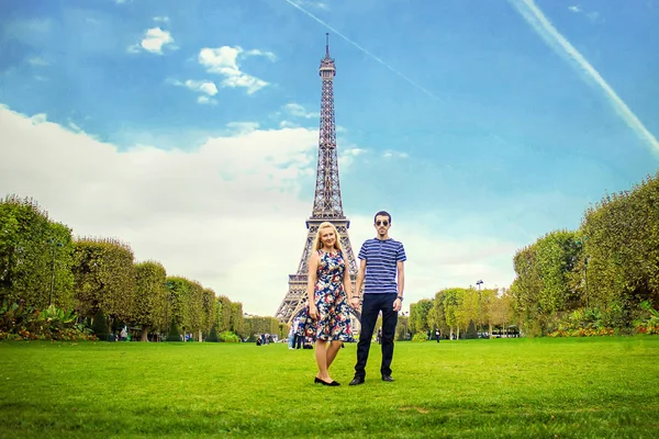 Eyfel Kulesi severler. Seçici odak.