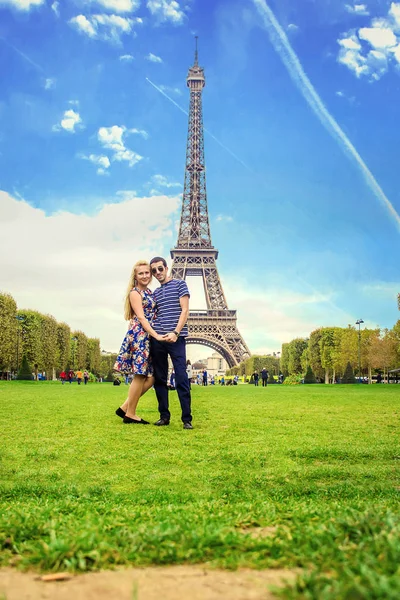 Eyfel Kulesi severler. Seçici odak.