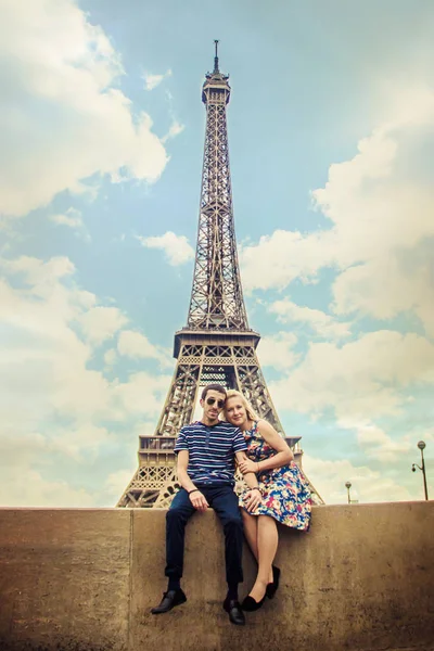 Eyfel Kulesi severler. Seçici odak.