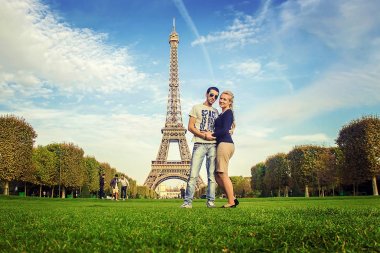 Eyfel Kulesi severler. Seçici odak.