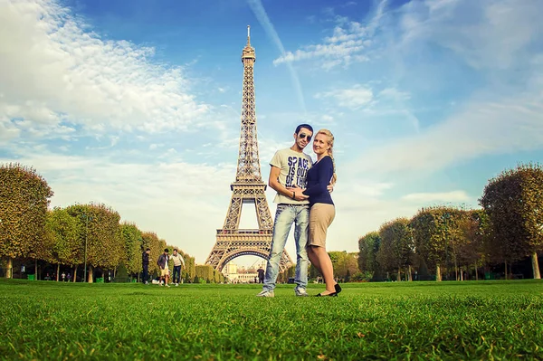 Eyfel Kulesi severler. Seçici odak.