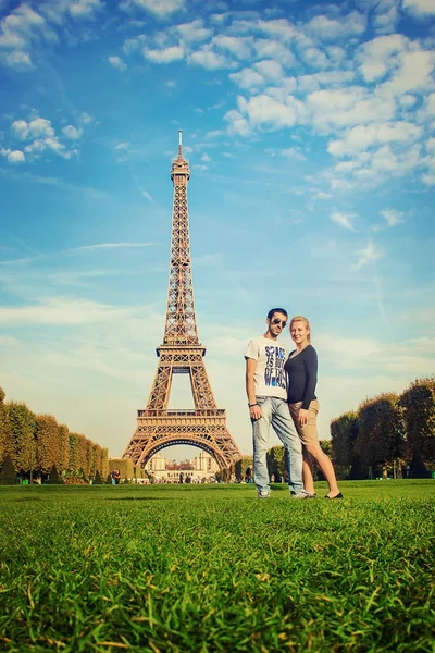 Älskare i Eiffeltornet. Selektivt fokus. — Stockfoto