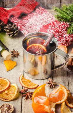 Mulled şarap. Baharatlar ile. Seçici odak.