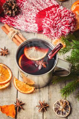 Mulled şarap. Baharatlar ile. Seçici odak.