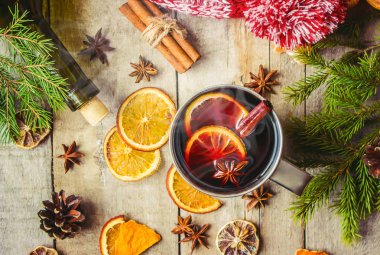 Mulled şarap. Baharatlar ile. Seçici odak.