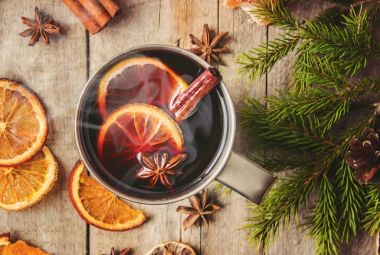 Mulled şarap. Baharatlar ile. Seçici odak.