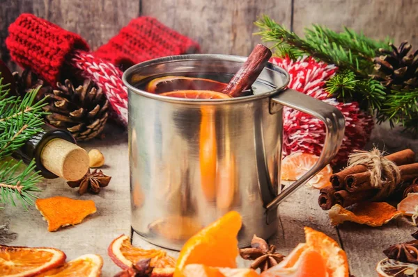 Mulled şarap. Baharatlar ile. Seçici odak.