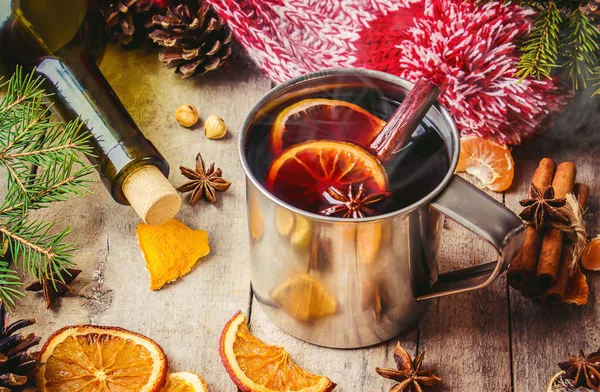 Mulled şarap. Baharatlar ile. Seçici odak.