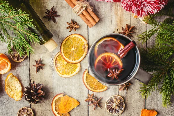 Mulled şarap. Baharatlar ile. Seçici odak.