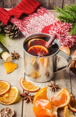 Mulled şarap. Baharatlar ile. Seçici odak.