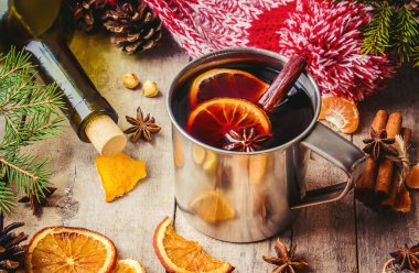 Mulled şarap. Baharatlar ile. Seçici odak.