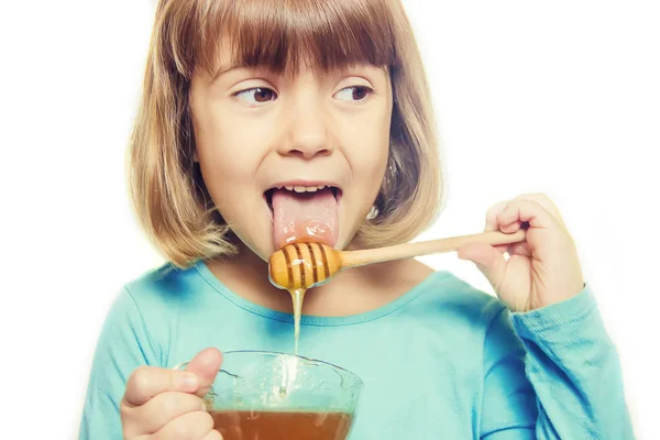 아이는 꿀을 먹는다. 선택적 초점. — 스톡 사진