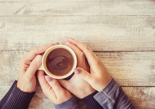 Tea a kezében. A szerelmesek együtt vannak. Szelektív összpontosít. — Stock Fotó