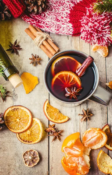 Mulled şarap. Baharatlar ile. Seçici odak.