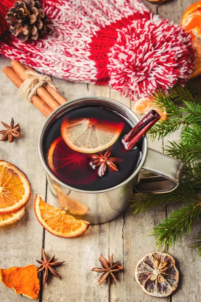 Mulled şarap. Baharatlar ile. Seçici odak.