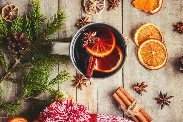 Mulled şarap. Baharatlar ile. Seçici odak.