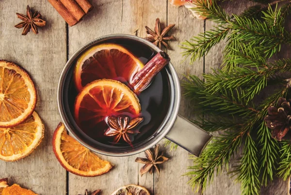 Mulled şarap. Baharatlar ile. Seçici odak.