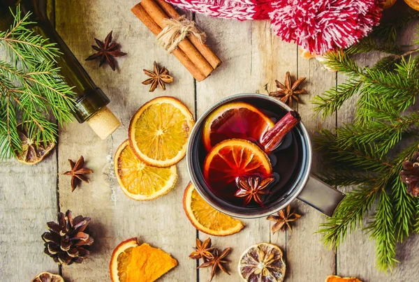 Mulled şarap. Baharatlar ile. Seçici odak.