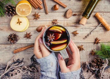 Bir bardak şarap mulled onun elinde. Seçici odak. 