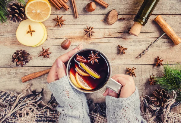 Una tazza di vin brulé tra le mani. Focus selettivo . — Foto Stock