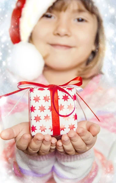 Niño con regalo en las manos. Enfoque selectivo . — Foto de Stock