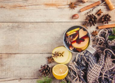 Mulled şarap. Baharatlar ile. Seçici odak.