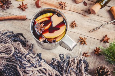 Mulled şarap. Baharatlar ile. Seçici odak.