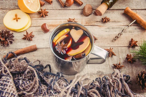 Mulled wine. With spices. Selective focus. — Stock Photo, Image