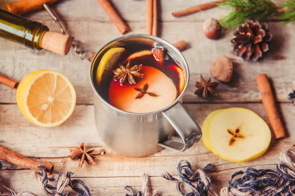 Mulled şarap. Baharatlar ile. Seçici odak.