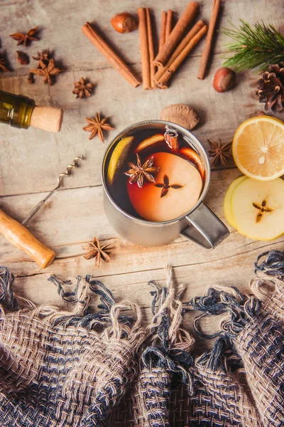 Mulled şarap. Baharatlar ile. Seçici odak.