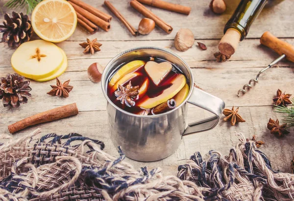 Mulled şarap. Baharatlar ile. Seçici odak.