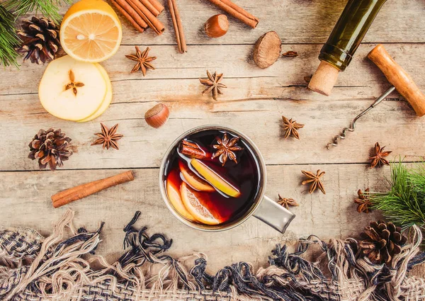 Mulled şarap. Baharatlar ile. Seçici odak.