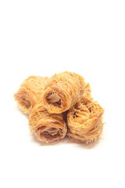 Doğu tatlılık, baklava fıstık ve ballı. İzole et. Seçici odak. 