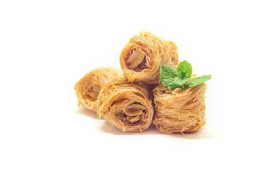 Doğu tatlılık, baklava fıstık ve ballı. İzole et. Seçici odak. 