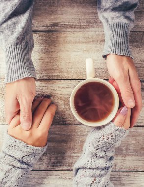 Çay elinde. Birlikte aşıklar. Seçici odak. 