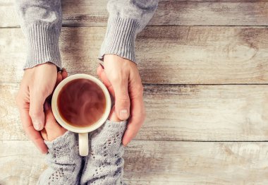 Çay elinde. Birlikte aşıklar. Seçici odak. 