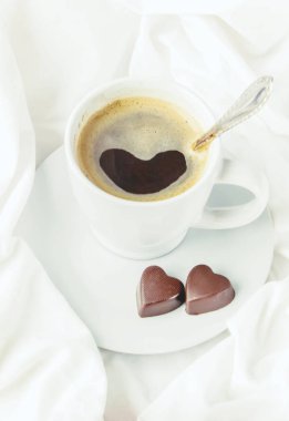 Yatakta kahve. Seçici odak. İçecek sıcak.