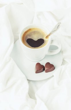 Yatakta kahve. Seçici odak.