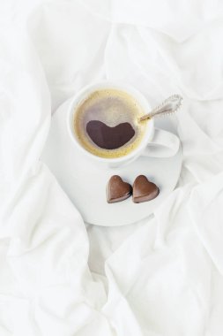 Yatakta kahve. Seçici odak.