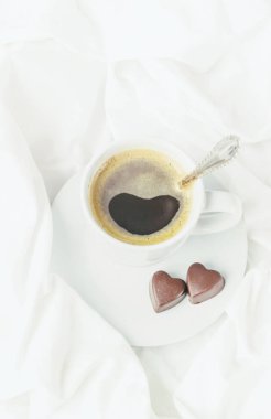 Yatakta kahve. Seçici odak.